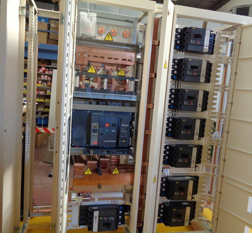 TGBT cabinet and circuit breakers, 120x10 busbar cut, folded and punched using Cisabarre CM1 and Plieuse PH1 machines