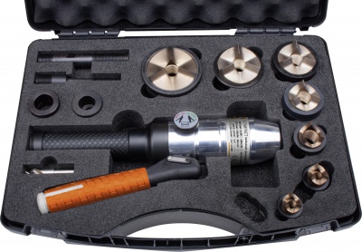 Straight manual hydraulic pump and punch for drilling stainless steel cabinet plates and electrical boxes