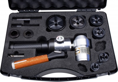 Angled hydraulic hand pump and punch for steel